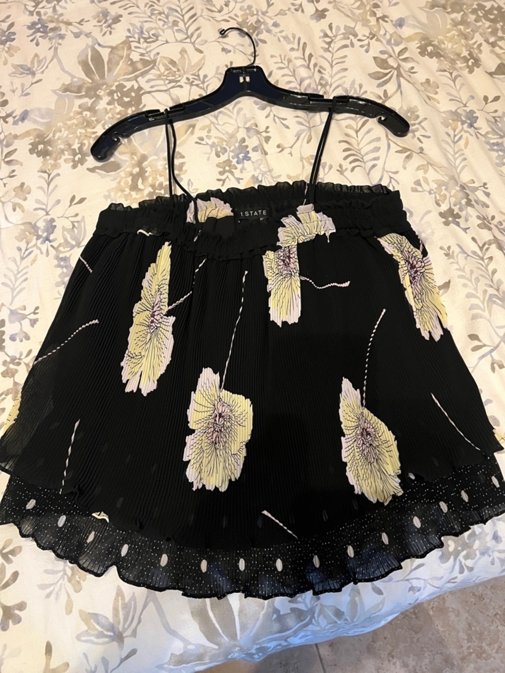 1.STATE Black Pleated Topwith Pale Yellow Floral Accents Sz S